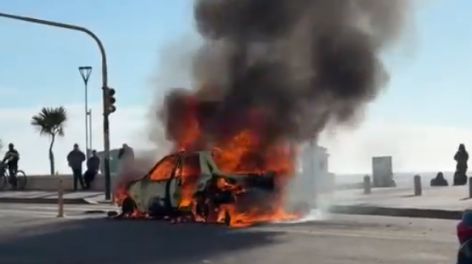Mar del Plata: un auto explotó y se incendió frente a los balnearios de La Perla 